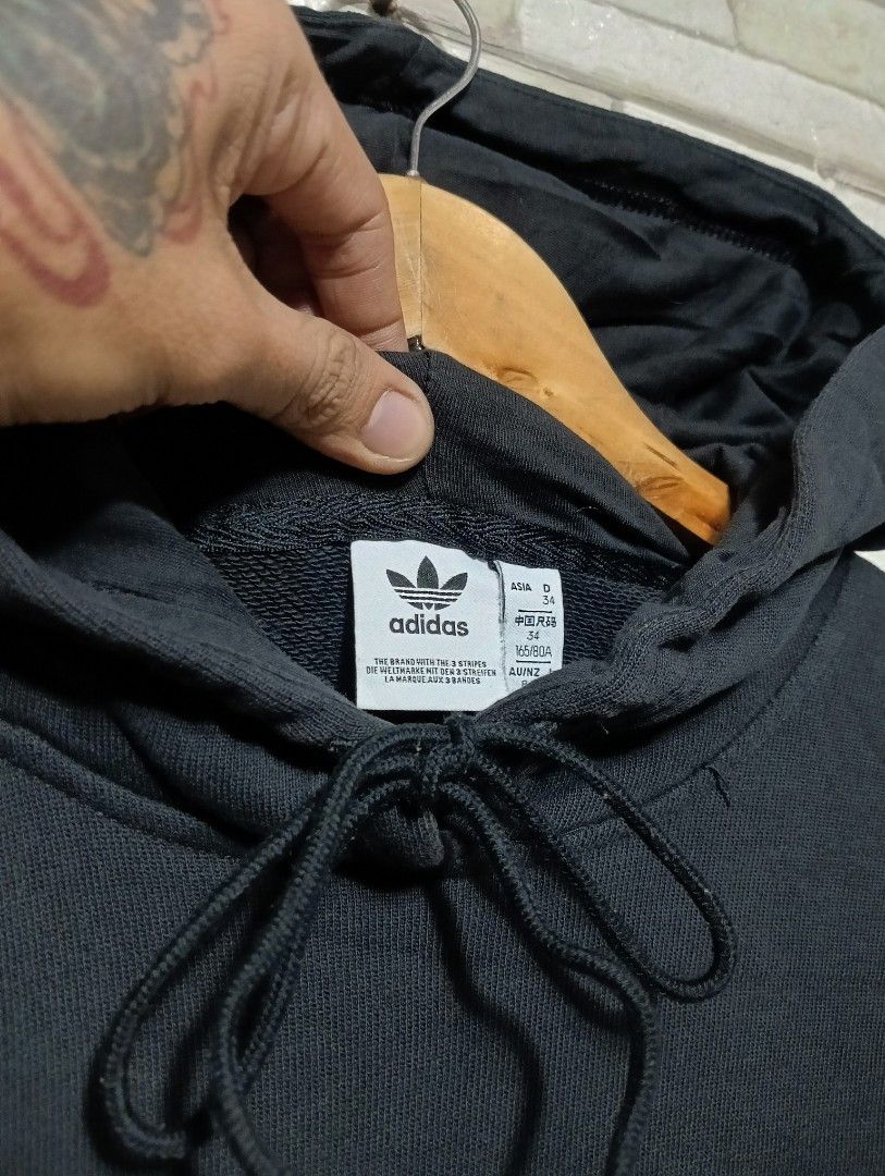 Adidas Hoodie (Category: Coats, Jackets and Outerwear) located in Manila. Submitted by 322thriftshop (Listing ID 1467831914, Image 2). Description: ADIDAS HOODIE • L'28 x W'22 • SIZE: LARGE •COLOR RATE: 9.5/10 •CONDITION: EXCELLENT.