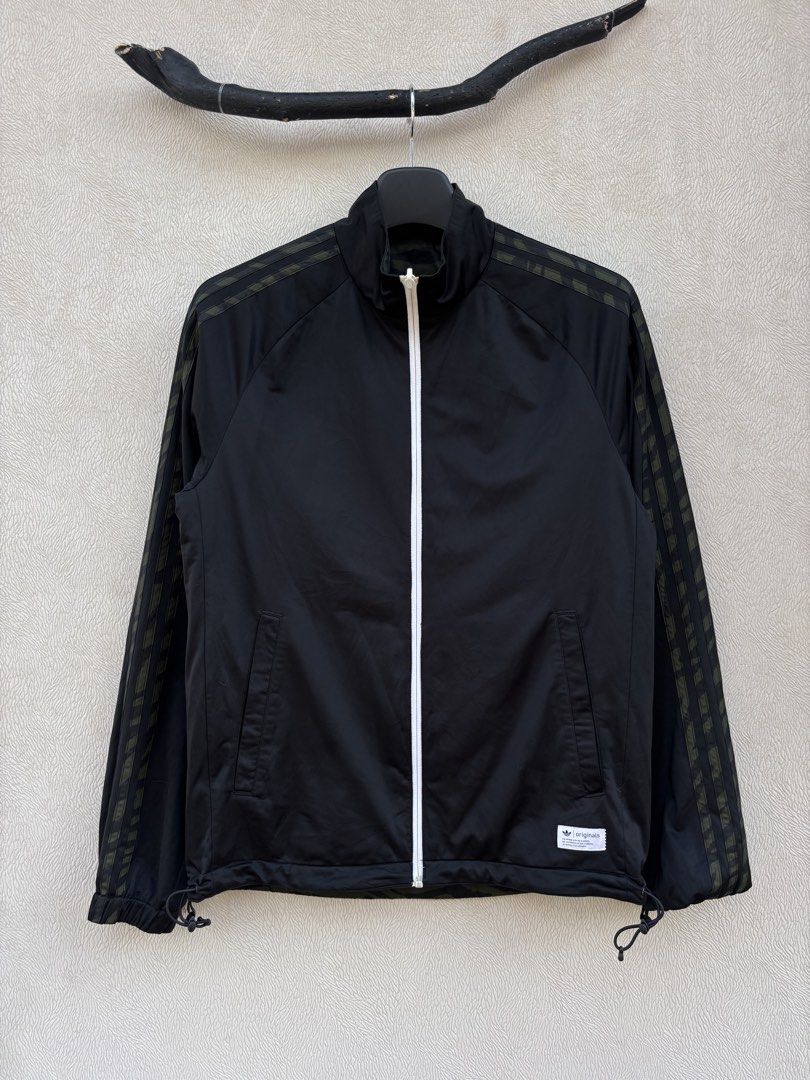 Adidas Reversible Jacket (Category: Coats, Jackets and Outerwear) located in Baybay. Submitted by thrift.ed2023 (Listing ID 1467654721, Image 2). Description: Adidas Reversible Jacket Small to Medium 20x26 No Issue Need Wash Good as New .