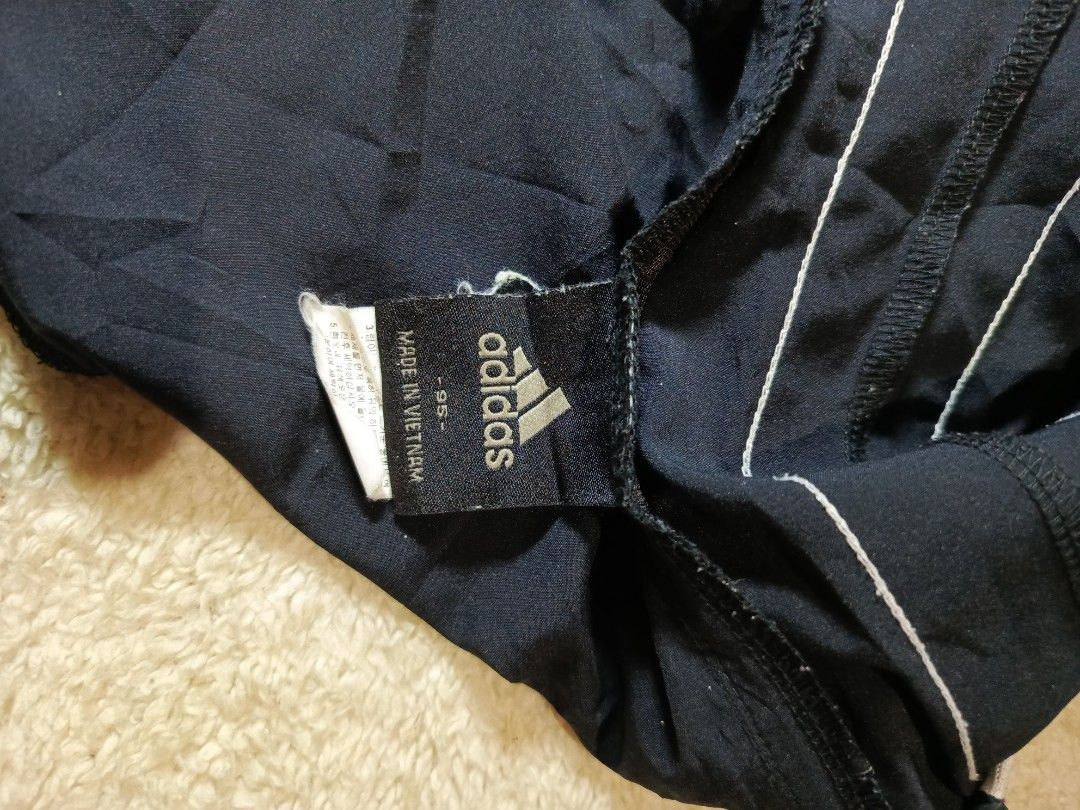 Adidas short (Category: Shorts) located in Andop. Submitted by loots.ni.ken (Listing ID 1467707282, Image 3). Description: Adi das Nylon 🔥 Waist line: 28-32 Length: 17 Excellent condition Color rate: 9.5 No issue DM 📥.