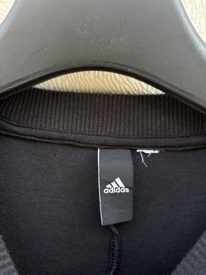 Adidas Sweatshirt/Crewneck (Category: Coats, Jackets and Outerwear) located in Baybay. Submitted by thrift.ed2023 (Listing ID 1467669584, Image 3). Description: Adidas Sweatshirt/Crewneck Medium to Large 21x25 No Issue Need Wash Good as New .
