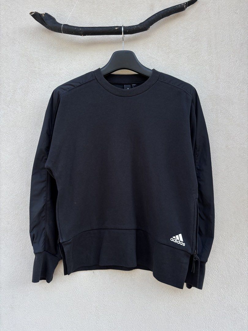Adidas Sweatshirt/Crewneck (Category: Coats, Jackets and Outerwear) located in Baybay. Submitted by thrift.ed2023 (Listing ID 1467669584, Image 1). Description: Adidas Sweatshirt/Crewneck Medium to Large 21x25 No Issue Need Wash Good as New .
