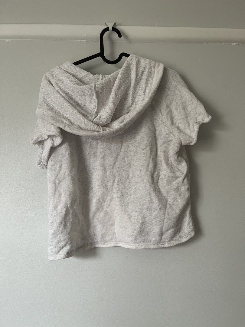 Aeropostale hooded top (Category: Others Tops) located in Paranaque City. Submitted by colsness (Listing ID 1467696144, Image 2). Description: Used once Orig brand Fits XS - S body built Meetup sm north/paranaque Delivery via jnt.