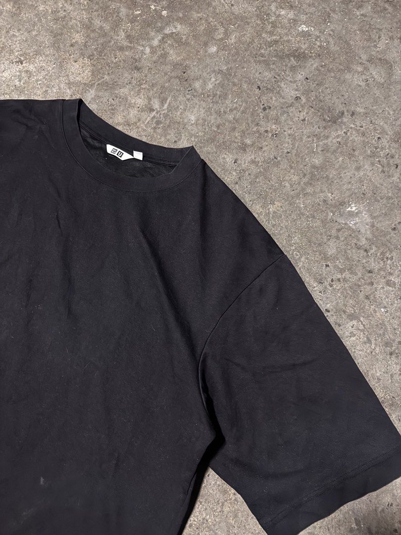 Airism Uniqlo (Category: Tshirts & Polo Shirts ) located in Pasig City. Submitted by dripthrift1600 (Listing ID 1467742486, Image 3). Description: - Airism Uniqlo - Good Condition - Issue: None - sizes: XL - Dimes: 29x29.
