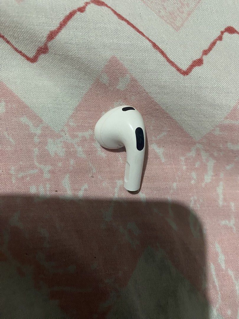 Airpods Gen 3 Left earbud (Category: Other Accessories) located in Macabebe. Submitted by cesslol (Listing ID 1467720384, Image 2). Description: Lost the case but I have the right earbud also if you want it for 3k both Cashback if Fake Orginal Airpods gen 3 Giving it for 1.5k nalang pero can still negotiate since I have no use of it since i dont have the case anymore :(.