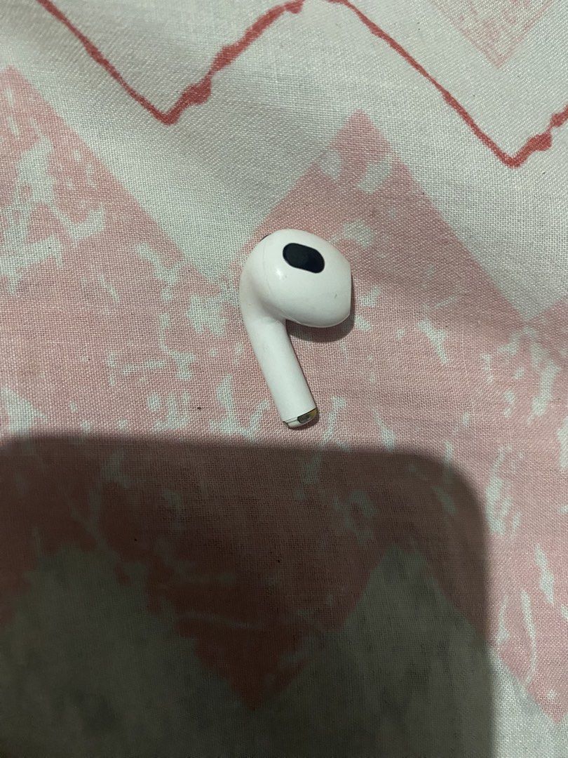 Airpods Gen 3 Left earbud (Category: Other Accessories) located in Macabebe. Submitted by cesslol (Listing ID 1467720384, Image 1). Description: Lost the case but I have the right earbud also if you want it for 3k both Cashback if Fake Orginal Airpods gen 3 Giving it for 1.5k nalang pero can still negotiate since I have no use of it since i dont have the case anymore :(.