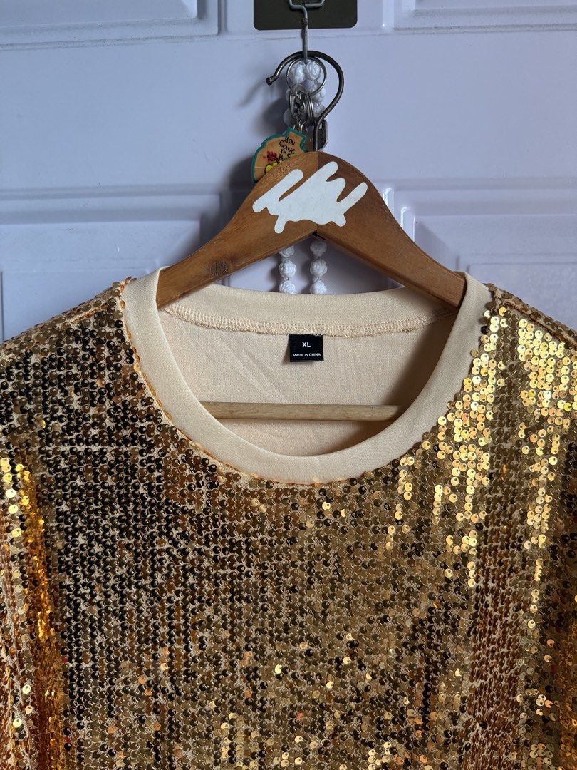 AKNOTIC Gold Sequins Shirt (Category: Tshirts & Polo Shirts ) located in Las Pinas. Submitted by sellerkjb (Listing ID 1467693270, Image 2). Description: BRAND NEW XL 24 x 28.5 inches LAS PINAS.