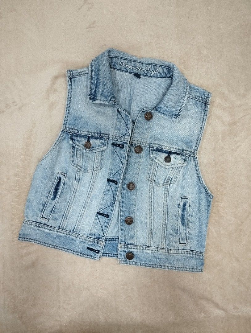 American Eagle Light Wash Denim Vest Size M (Category: Sleeveless) located in Dagupan City. Submitted by nahamul_1508 (Listing ID 1467660572, Image 1). Description: - Brand: American Eagle - Style: Classic light blue denim vest - Size: M (Made in China) - Features: Button-up front with metal buttons, two buttoned chest pockets, and two side welt pockets - Versatile: Great for layering over t-shirts, dresses, and crop tops Preloved #4.
