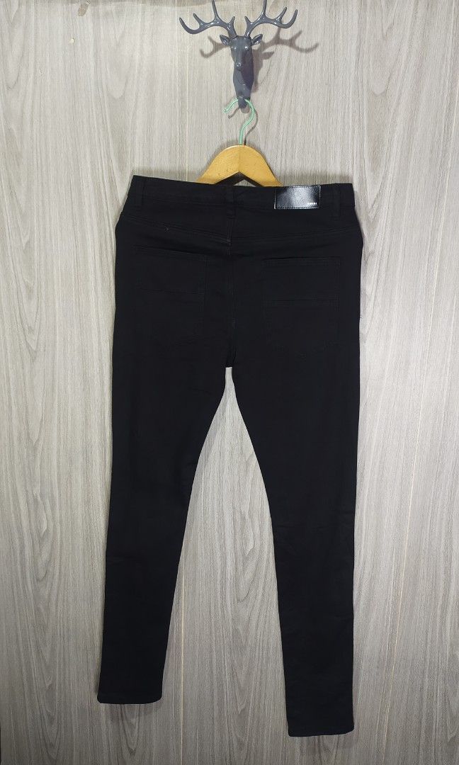 Amiri Art Patch Thrasher Jeans (Category: Jeans) located in Naga. Submitted by secondspinv2 (Listing ID 1467747971, Image 3). Description: Amiri Art Patch Thrasher Jeans ✅Size: 32 ✅Waist: 31 ✅Length: 43 ✅Hem: 5.5 ✅Color Rate: 9.5/10 ✅No Issue ✅Need Wash ✅Location: Bicol Naga City, Camarines Sur ✅Courier: J&T Express/Flash Express ✅MOP: Gcash only.