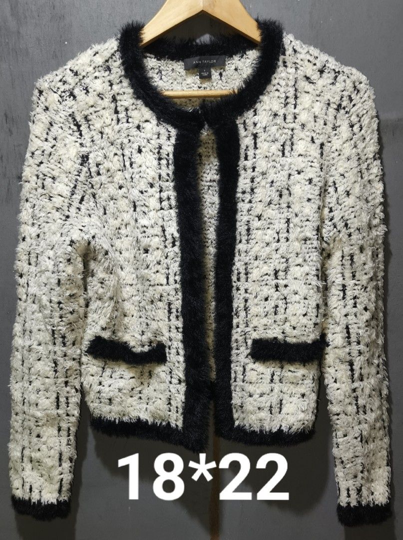 ANN TAYLOR WOOL BLAZER JACKET (Category: Coats, Jackets and Outerwear) located in Makati City. Submitted by updownthrift (Listing ID 1467610401, Image 1). Description: NO ISSUE.