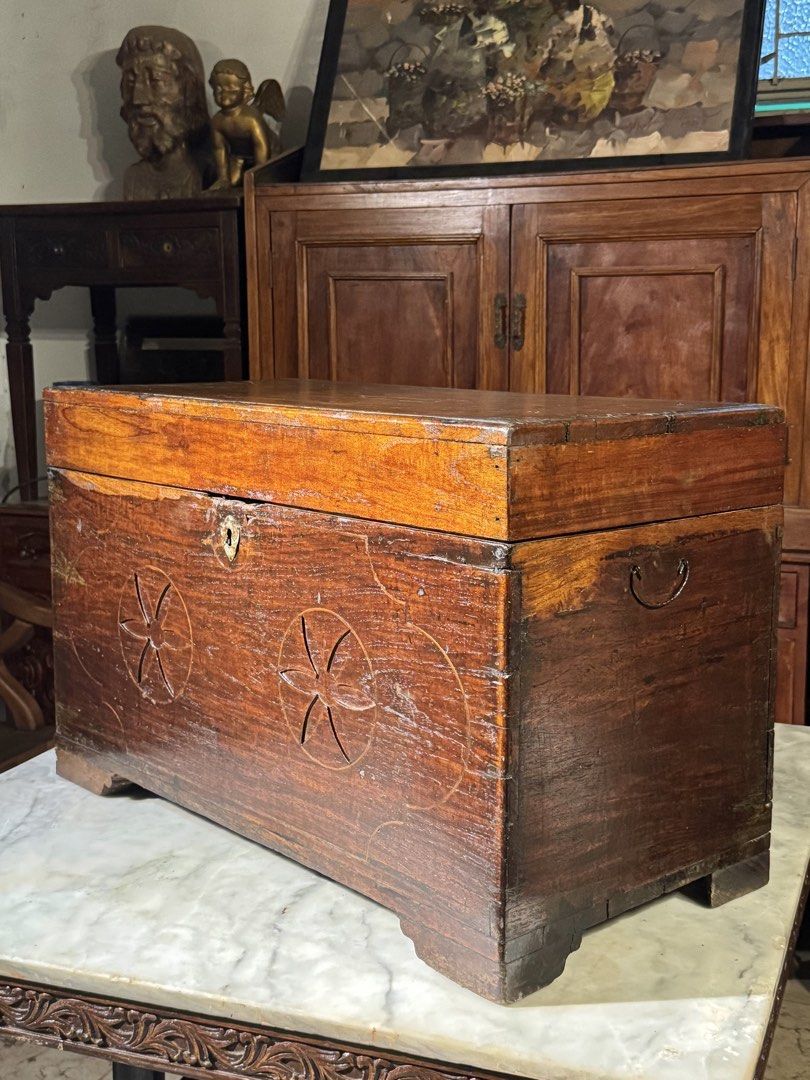 Antique Solid Narra Ilocos Baul Wood Chest (Category: Vintage Collectibles) located in Manila. Submitted by sinaunang_gamit (Listing ID 1467838880, Image 1). Description: Antique Solid Narra Ilocos Baul Wood Chest Length: 30.5 inches Height: 19 inches Width: 15 inches ₱8500.