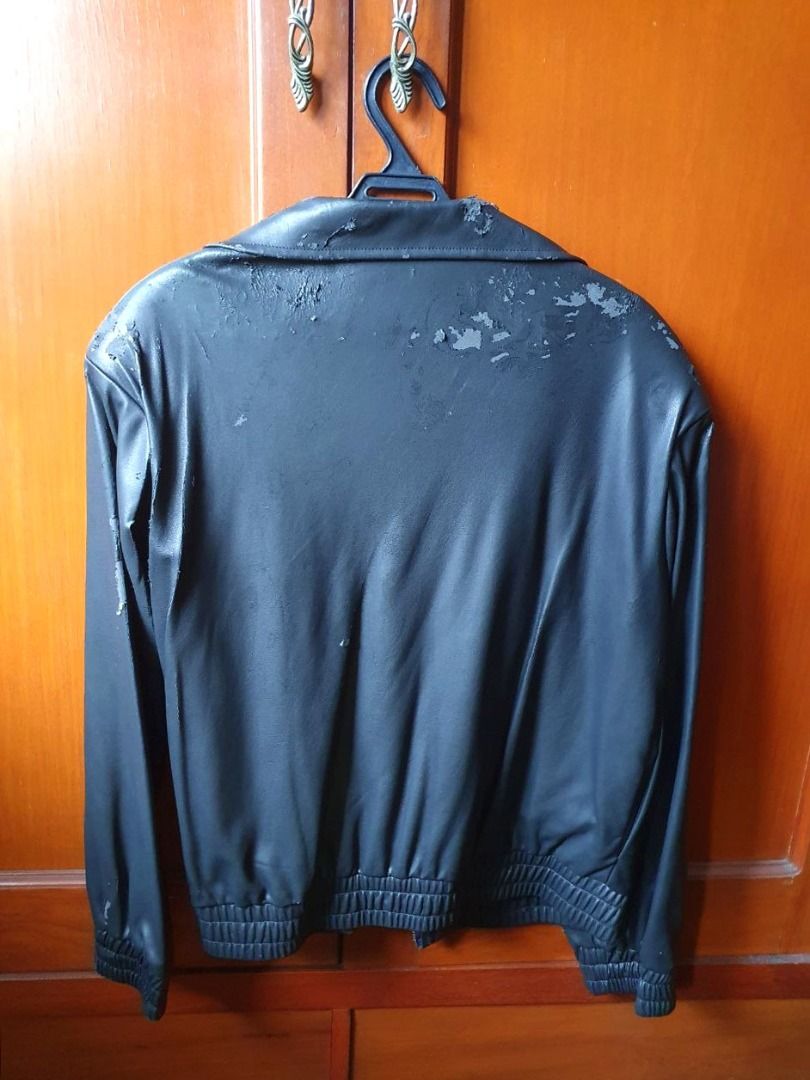 [APPAREL] Leather Jacket Black Unisex (M) (Category: Coats, Jackets and Outerwear) located in Manila. Submitted by ginrei (Listing ID 1467608954, Image 2). Description: Leather Jacket Size: M - Unisex Color: Black ₱150 (bought for ₱1200) Condition: Worn once only Issue: Leather chipped off due to aging Note: Can lower the price more. DM if interested PAYMENT FIRST POLICY NO JOY RESERVATIONS NOT FOR SENSITIVE BUYERS.