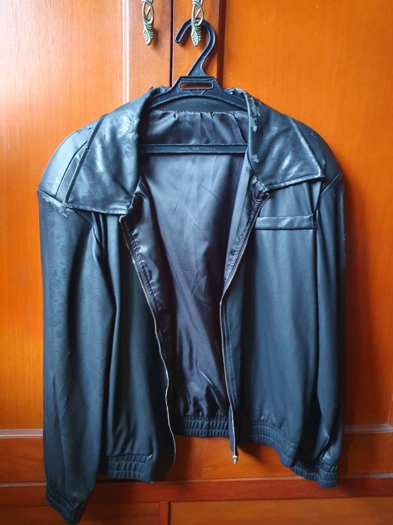 [APPAREL] Leather Jacket Black Unisex (M) (Category: Coats, Jackets and Outerwear) located in Manila. Submitted by ginrei (Listing ID 1467608954, Image 1). Description: Leather Jacket Size: M - Unisex Color: Black ₱150 (bought for ₱1200) Condition: Worn once only Issue: Leather chipped off due to aging Note: Can lower the price more. DM if interested PAYMENT FIRST POLICY NO JOY RESERVATIONS NOT FOR SENSITIVE BUYERS.