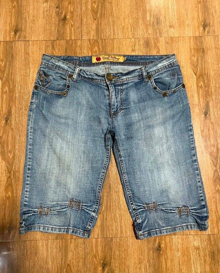 Apple bottom Capri (Category: Other Bottoms) located in Manila. Submitted by y2k_neggy (Listing ID 1467757717, Image 1). Description: Size:27 Minor flaws still excellent condition Dm me‼️💞.