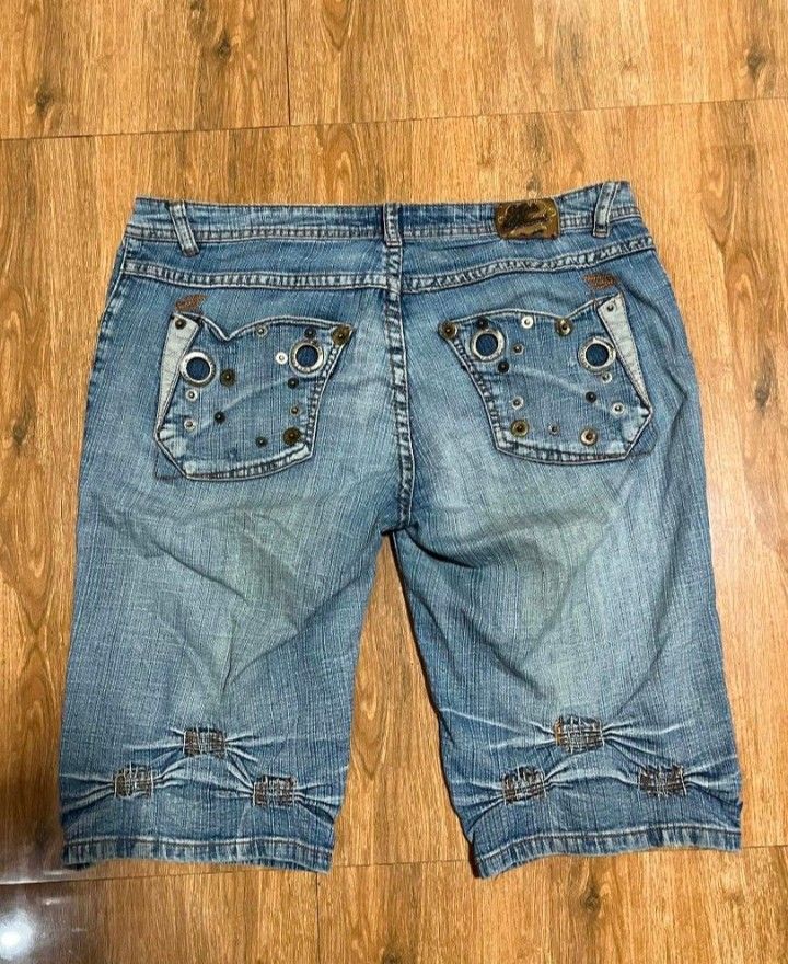 Apple bottom Capri (Category: Other Bottoms) located in Manila. Submitted by y2k_neggy (Listing ID 1467757717, Image 2). Description: Size:27 Minor flaws still excellent condition Dm me‼️💞.