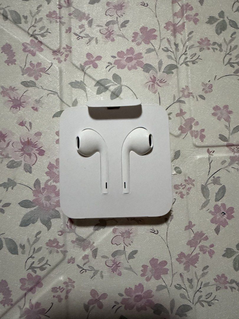 Apple earphones with lightning connector (Category: Earphones) located in Las Pinas. Submitted by bagsandeverything_02 (Listing ID 1467763274, Image 1). Description: New, never used Came from an Iphone 12 promax 1k free ship via J&T Location - Las Pinas .