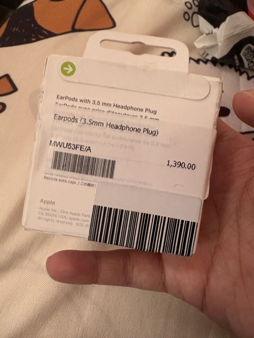Apple Earpods Plug (Category: Earphones) located in Rodriguez. Submitted by reeze121 (Listing ID 1467640531, Image 2). Description: APPLE earpods plug UNUSED, NEW ₱900 URGENT!! original NEVER USED, can do lalamove loc: montalban rizal, marikina, qc, cubao.