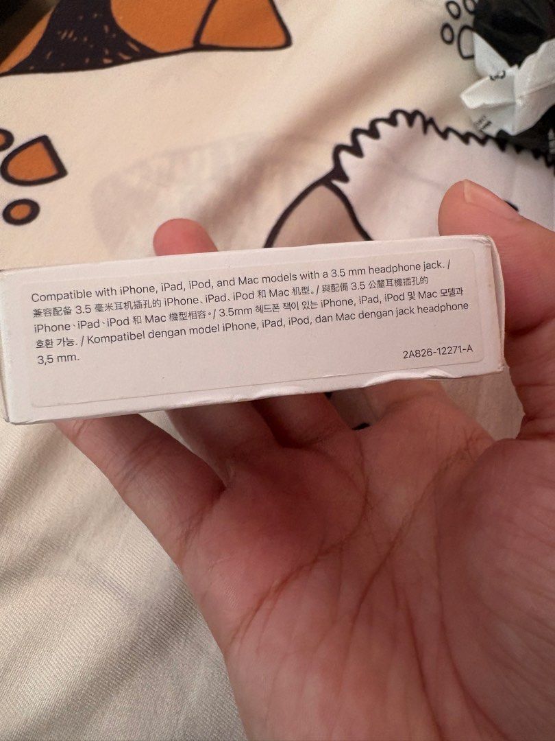 Apple Earpods Plug (Category: Earphones) located in Rodriguez. Submitted by reeze121 (Listing ID 1467640531, Image 3). Description: APPLE earpods plug UNUSED, NEW ₱900 URGENT!! original NEVER USED, can do lalamove loc: montalban rizal, marikina, qc, cubao.