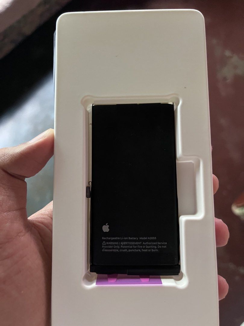 Apple original battery (Category: Batteries & Power Banks) located in Manila. Submitted by coybns (Listing ID 1467642460, Image 1). Description: - Brand: Apple (Original) - Model: A2655 - Type: Rechargeable Li-ion Battery - Condition: 75% - Packaging: Includes protective white tray as shown.