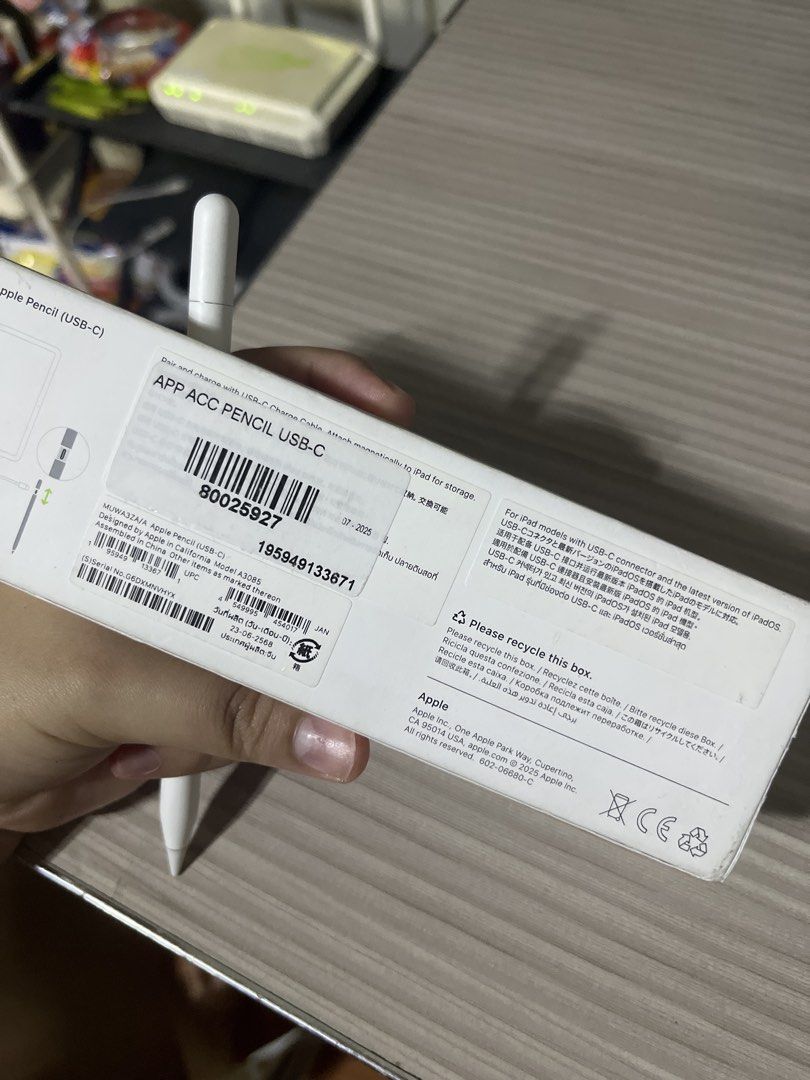 Apple Pencil USB-C (Category: Other Mobile & Gadget Accessories) located in Manila. Submitted by alldayinpink_ (Listing ID 1467616312, Image 1). Description: Original apple pencil usb-c With box Rfs: hindi na ginagamit kasi di compatible with my ipad.
