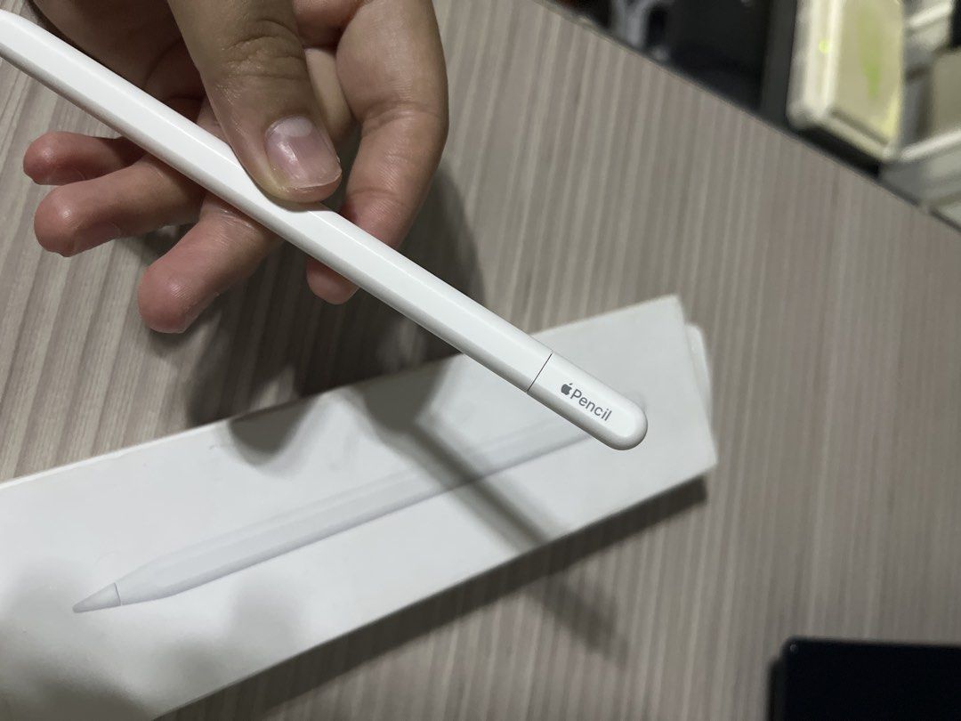 Apple Pencil USB-C (Category: Other Mobile & Gadget Accessories) located in Manila. Submitted by alldayinpink_ (Listing ID 1467616312, Image 2). Description: Original apple pencil usb-c With box Rfs: hindi na ginagamit kasi di compatible with my ipad.