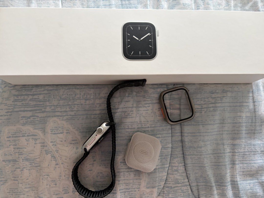 Apple watch 5 for part out (Category: Men's Watches) located in Makati City. Submitted by jaysales888 (Listing ID 1467707602, Image 2). Description: Original apple watch 5, size 40mm, not working, damaged, for parts, with box..
