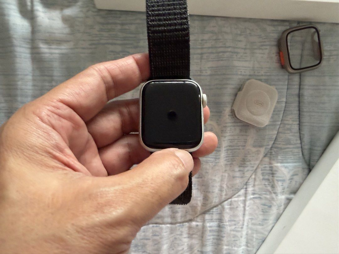 Apple watch 5 for part out (Category: Men's Watches) located in Makati City. Submitted by jaysales888 (Listing ID 1467707602, Image 3). Description: Original apple watch 5, size 40mm, not working, damaged, for parts, with box..