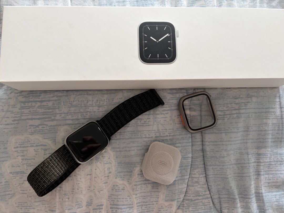 Apple watch 5 for part out (Category: Men's Watches) located in Makati City. Submitted by jaysales888 (Listing ID 1467707602, Image 1). Description: Original apple watch 5, size 40mm, not working, damaged, for parts, with box..