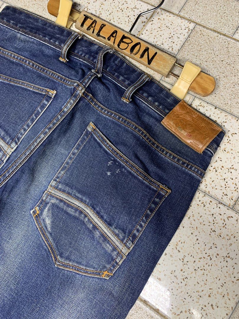 ARMANI JEANS Button Fly (Category: Jeans) located in Bacolod City. Submitted by ocean_us (Listing ID 1467753186, Image 3). Description: ARMANI JEANS Button Fly ____________________________ Leather Patch Details: ▪️Size 34 ▪️Dimes 34 x 42 ▪️Hem 7 ▪️Factory Distress ▪️Issue: missing logo emblem ▪️FREE SHIPPING FEE Pm, Thanks ✅We ship Nationwide via Jnt Express ✅We do video call for assurance 📍Bacolod City Negros Occidental.