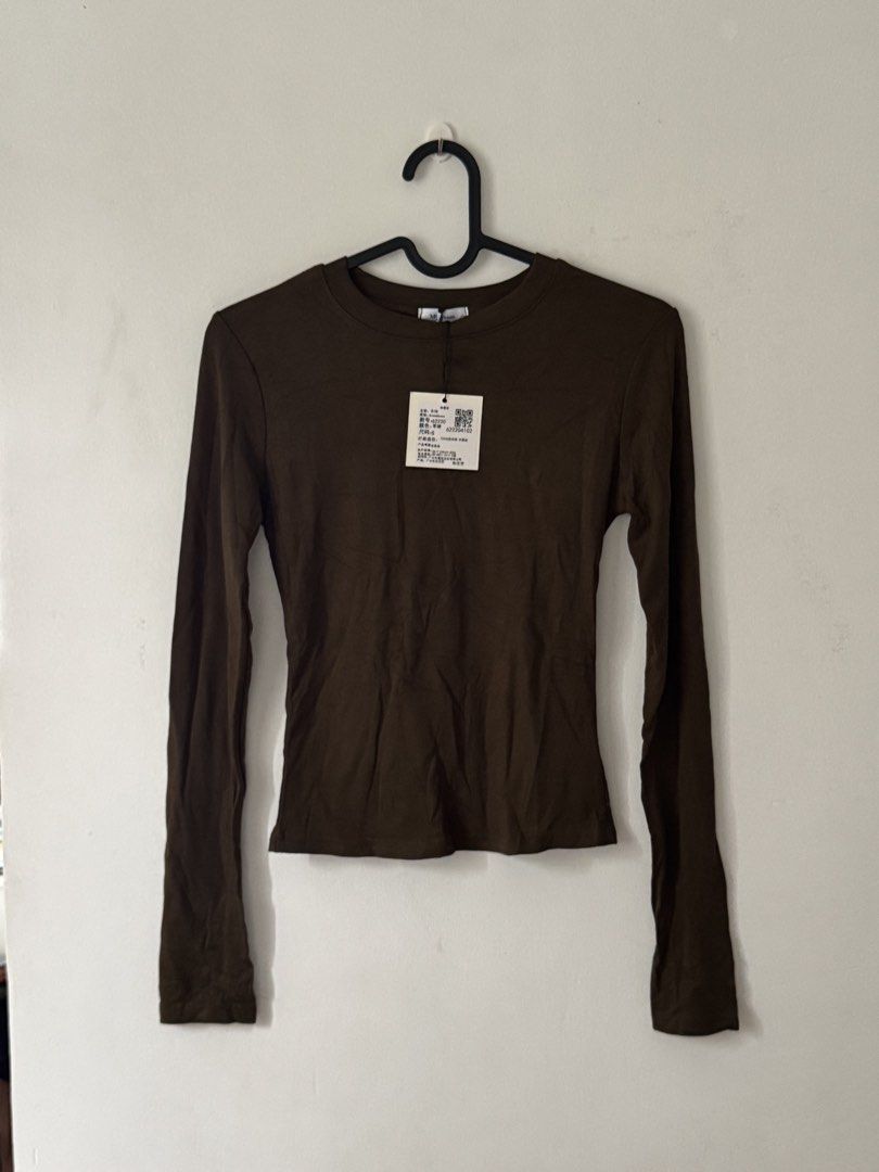 Army Green Long Sleeve Round Neck Top (Category: Longsleeves) located in Pasig City. Submitted by jazgarcia8 (Listing ID 1467693595, Image 1). Description: - Color: Army Green/ Earth tone - Size: S (Slim fit) - Material: Stretchable - Design: Long sleeve with round neckline - Condition: Brand new with tag attached - Perfect for layering or standalone wear.