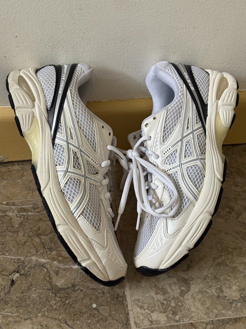 ASICS GT-2160 White / Black (Category: Sneakers) located in Marikina City. Submitted by z-mart (Listing ID 1467618626, Image 3). Description: - 100% Authentic - Size: 8.5 US Men’s - Usage: Extremely low mileage. Worn very lightly and carefully. - Condition: 9.5/10 - Frame & Upper: White mesh is bright and crisp with no stains, scuffs, or tears. Insoles show zero graphic fading. - Outsoles: Minimal to no wear. Traction patterns and GEL pods are co