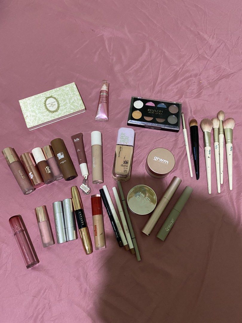Assorted Makeup and Brushes Bundle (Category: Makeup) located in Manila. Submitted by loves45 (Listing ID 1467737492, Image 1). Description: RUSHH (70-90%) - Complete makeup bundle with palettes, lip tints, foundation, concealers, and brushes - Features popular brands: Maybelline, Revlon, GRWM, Issy, BLK, Teviant, Absidy, Estee Lauder, and Vice Co - As for the Brushes: Tillo and Dala - Variety of shades and products included - Selling everything 