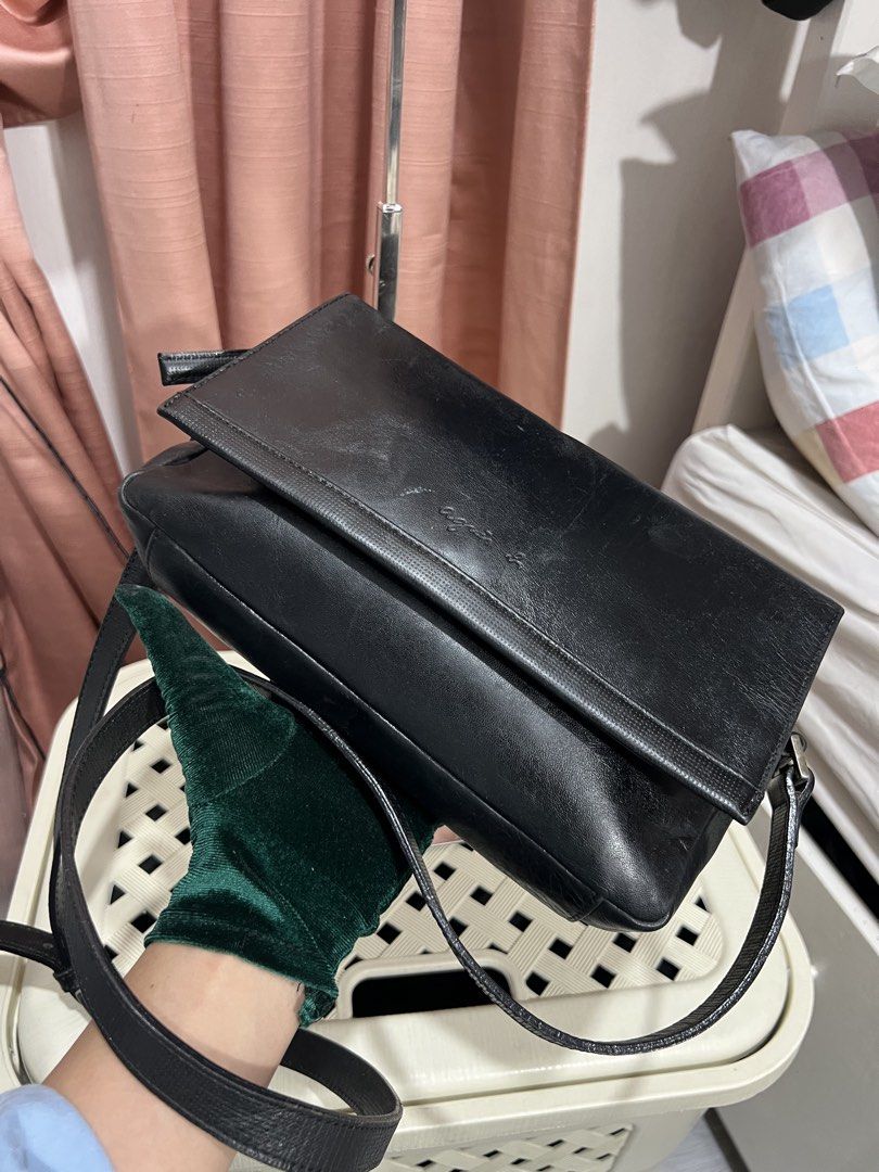 authentic agnes B genuine leather body bag (Category: Cross-body Bags) located in Baguio. Submitted by mercedeshermosamoran (Listing ID 1467617657, Image 3). Description: needs cleaning lng no flaws pwefect as everyday bag matibay L- 6 1/2 inches W- 10 inches.