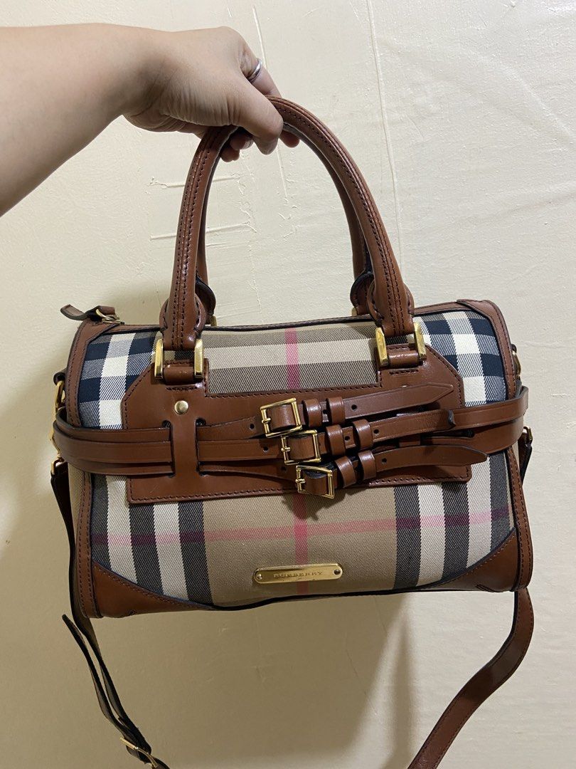 Authentic Burberry (Category: Luxury Bags & Wallets) located in Paranaque City. Submitted by potatoeeee (Listing ID 1467638958, Image 1). Description: 🎀BURBERRY🎀 ✨Brown Leather Bridle House Check Canvas Chester Bowling Bag Pm me for more details..