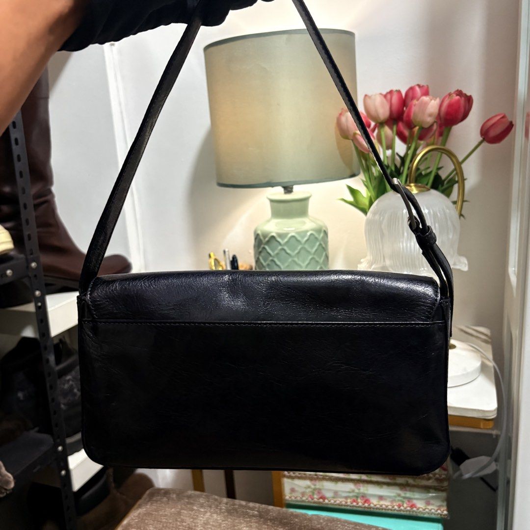 Authentic Comme Ca Du Mode Sacs Black Genuine Leather Shoulder Bag (Category: Shoulder Bags) located in Binangonan. Submitted by makoleksyon (Listing ID 1467626104, Image 3). Description: Excellent condition Like new No flaws Size: H-5.5 x W-11 x D-2.5 inches super ganda nito Money back po pag pangit hehe Bought in Japan 💯% Authentic Money back guarantee.