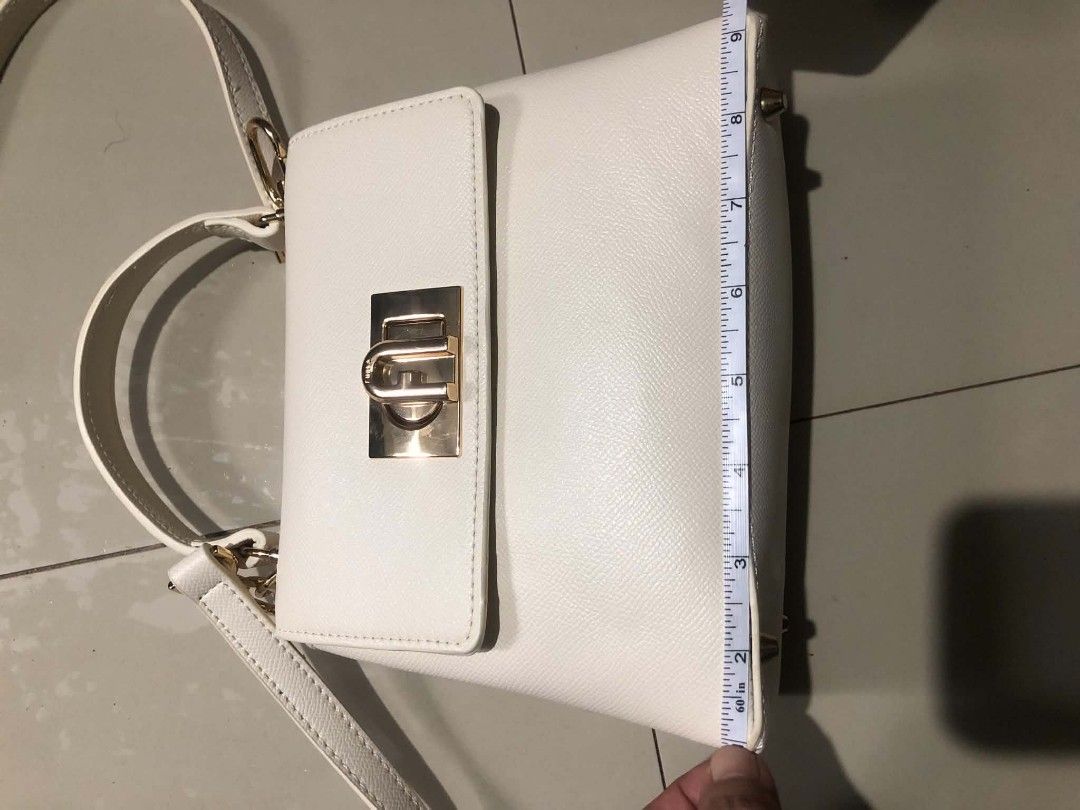 Authentic furla (Category: Cross-body Bags) located in Consolacion. Submitted by kulotfatty (Listing ID 1467626115, Image 1). Description: cream color sa body brown inside.
