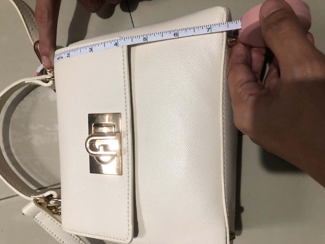 Authentic furla (Category: Cross-body Bags) located in Consolacion. Submitted by kulotfatty (Listing ID 1467626115, Image 2). Description: cream color sa body brown inside.