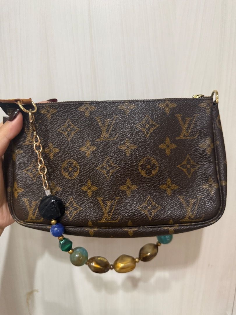 Authentic Louis Vuitton Monogram Pochette Accessories (Category: Luxury Bags & Wallets) located in Quezon City. Submitted by itskukay (Listing ID 1467690578, Image 1). Description: Vintage from japan! 10000% authentic personal use Rfs: need cash Loc: timog qc .