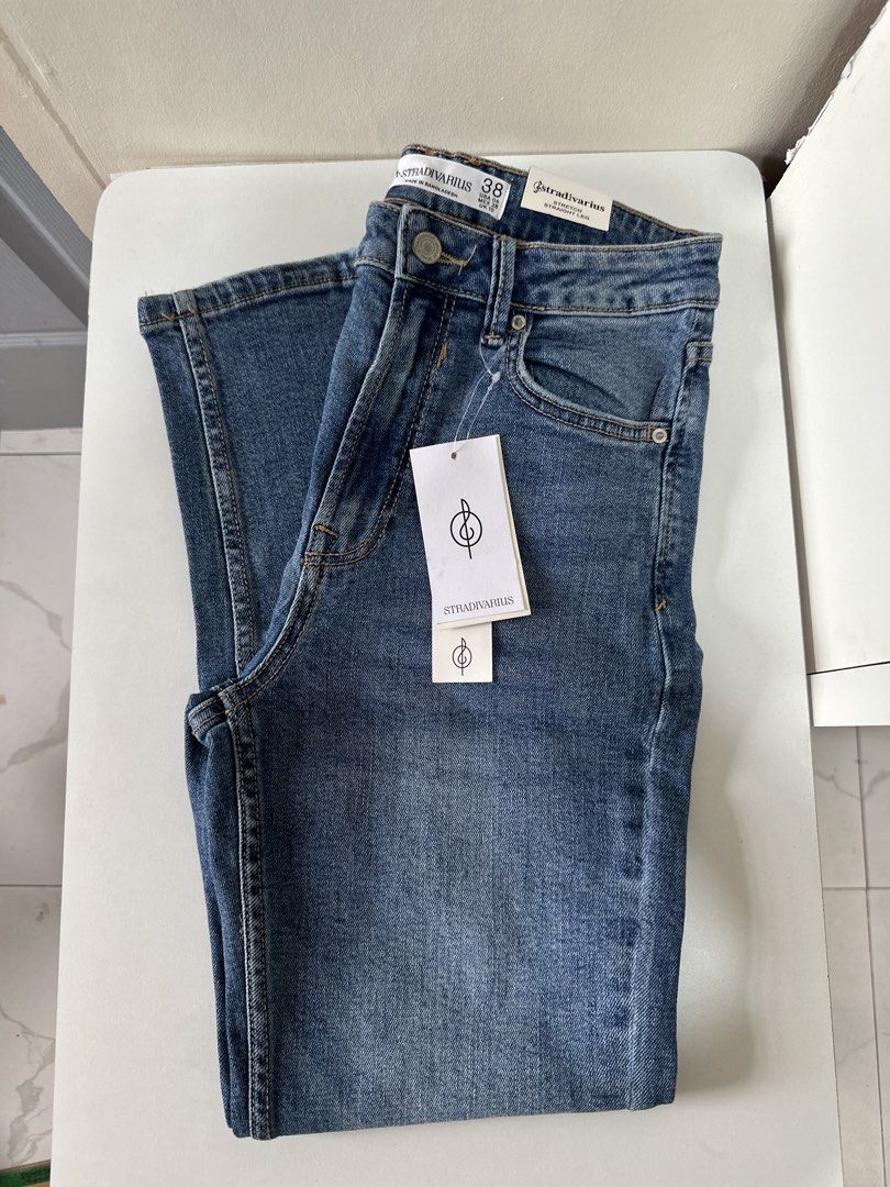 Authentic Stradivarius SlimFit Jeans (Category: Jeans) located in Manila. Submitted by slayannajayne (Listing ID 1467740342, Image 2). Description: ❀ Highwaist ❀ Slim Fit ❀ Authentic ❀ Hard Denim (superb quality) Available size: ❀ Size 26 & Size 28 ❀ Length 38-39" 🖇️Get ur usual hw size HOW TO ORDER? Mine + Size 🏷️₱450 + Shipping Fee 🚚Lalamove/ direct J&T Express 🧾Gcash or Maribank 📍General Trias, Cavite.