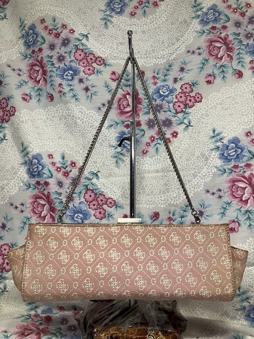AUTHENTIC VINTAGR GUESS MONOGRAM CLUTCH/SHOULDER BAG (Category: Shoulder Bags) located in General Mariano Alvarez. Submitted by adonid (Listing ID 1467623448, Image 2). Description: AUTHENTIC VINTAGR GUESS MONOGRAM CLUTCH/SHOULDER BAG GOOD CONDITION NORMAL SIGN OF USAGE ONLY .