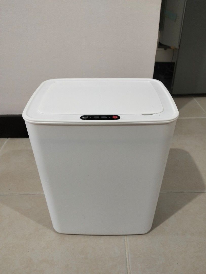 Automatic Smart Sensor Trash Can White (Category: Waste Bins & Bags) located in Paranaque City. Submitted by taglinaopr68761 (Listing ID 1467660675, Image 1). Description: Ideal for: Home or office use. Barrel body size: 25*18*30cm Features: Induction open cover, automatic close cover Material: PP+motor+PCB Board components, etc Condition: Brand new, clean, wrapped in protective plastic inside original box Original price : 1000+ Charging cable in