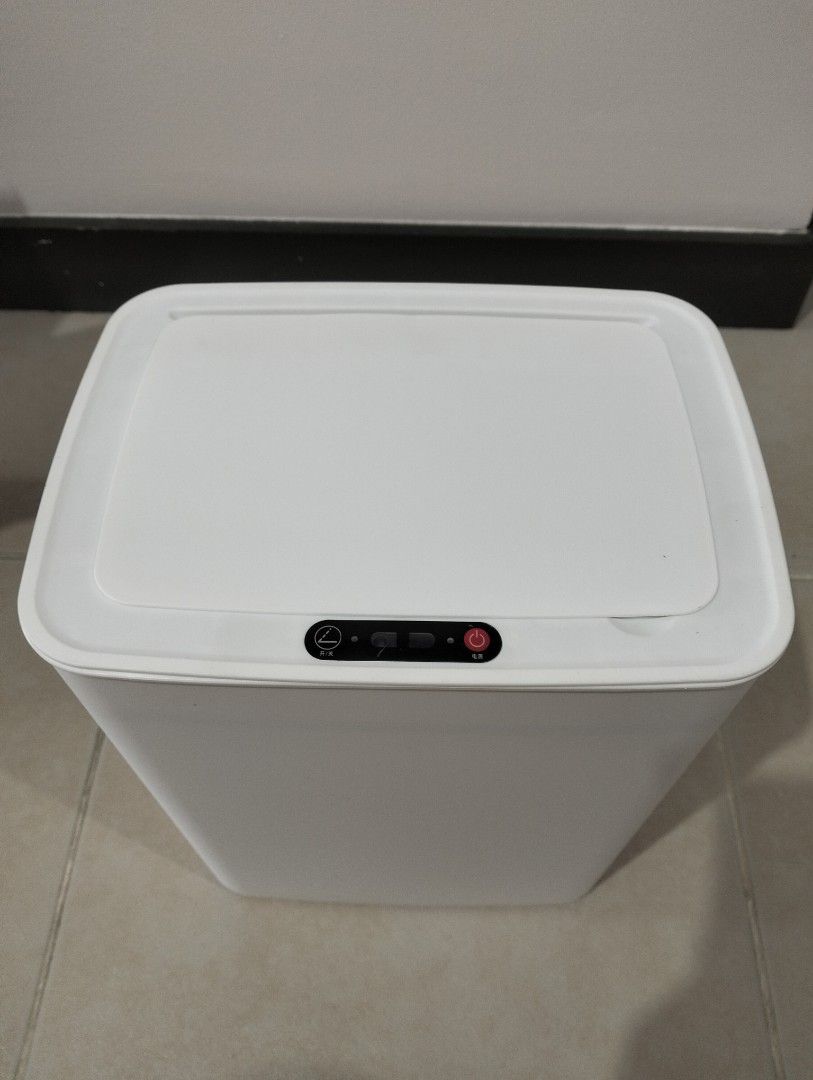Automatic Smart Sensor Trash Can White (Category: Waste Bins & Bags) located in Paranaque City. Submitted by taglinaopr68761 (Listing ID 1467660675, Image 3). Description: Ideal for: Home or office use. Barrel body size: 25*18*30cm Features: Induction open cover, automatic close cover Material: PP+motor+PCB Board components, etc Condition: Brand new, clean, wrapped in protective plastic inside original box Original price : 1000+ Charging cable in