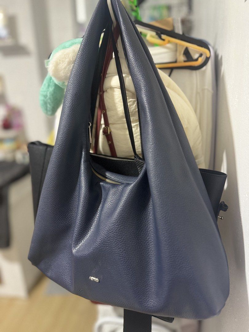 Aztrid Hobo Bag Medium (Category: Tote Bags) located in Rizal. Submitted by faven419 (Listing ID 1467712877, Image 1). Description: No issue Loc:Antipolo .