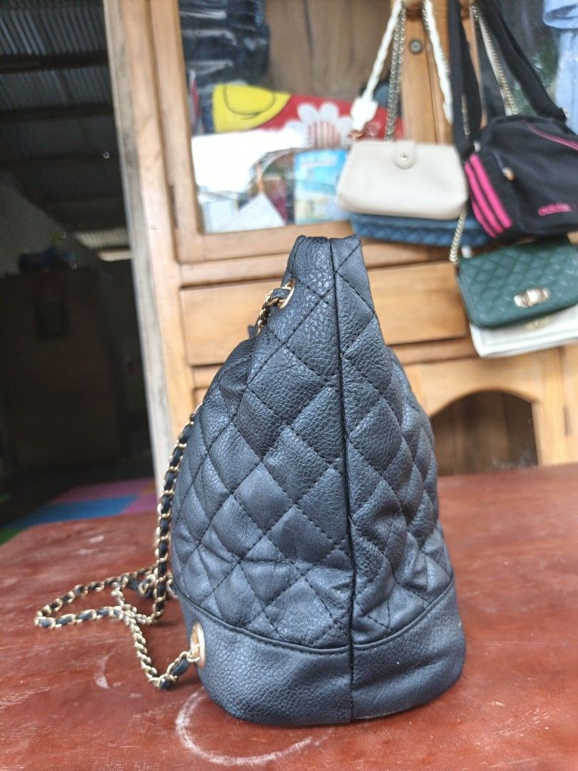 Backpack (Category: Backpacks) located in Quezon, Isabela. Submitted by ukay-ukaybylyn (Listing ID 1467742712, Image 3). Description: goods ang leather 7/10 rate sa chain nya.