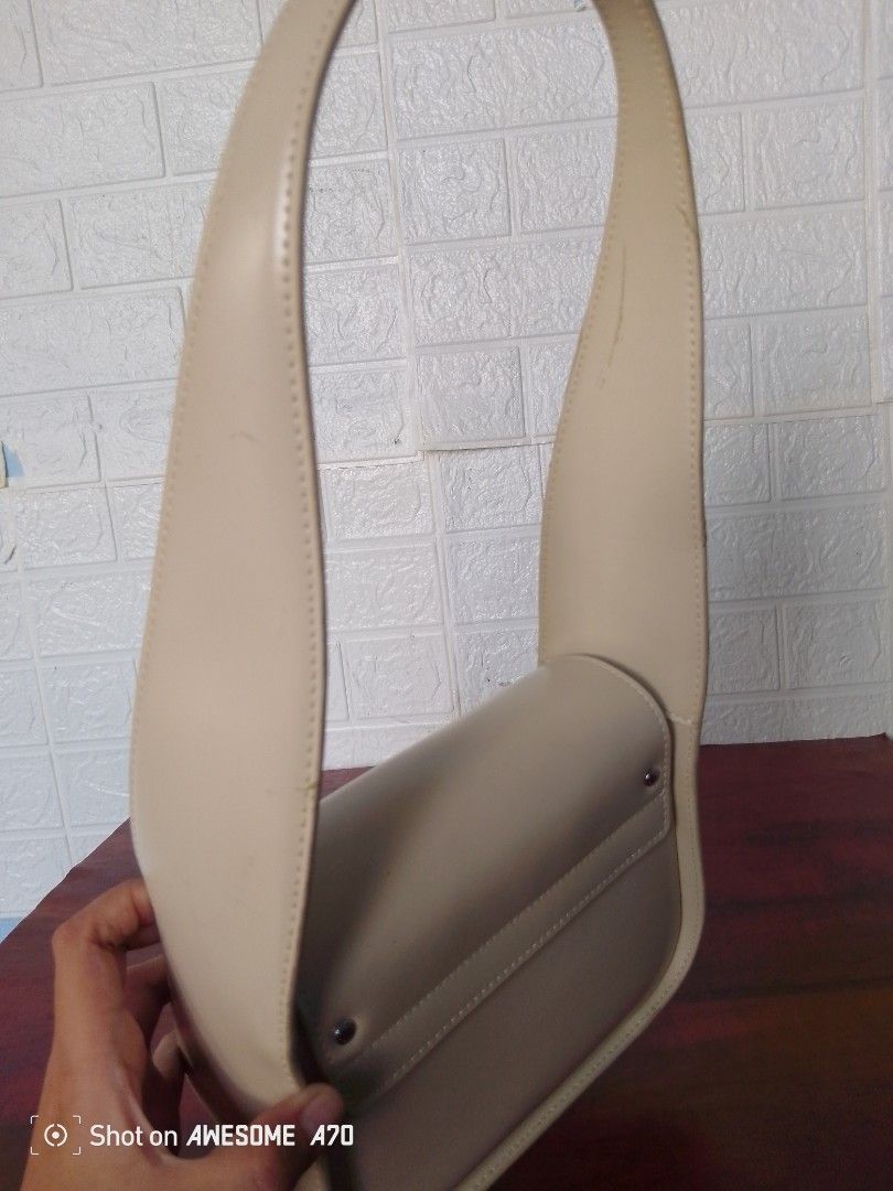 Bag (Category: Shoulder Bags) located in San Pedro. Submitted by xandria_31 (Listing ID 1467662865, Image 3). Description: Like new , sobrang ganda naka steady lang tlagaa 🫰🫶.
