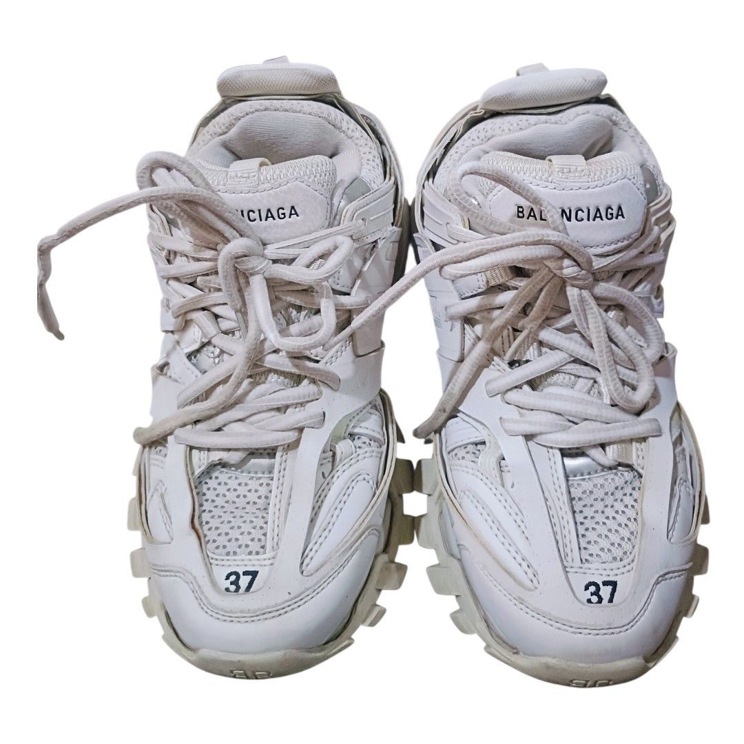 Balenciaga low top sneakers (Category: Sneakers & Footwear) located in Sual. Submitted by kriztyne_29 (Listing ID 1467656928, Image 1). Description: need wash.
