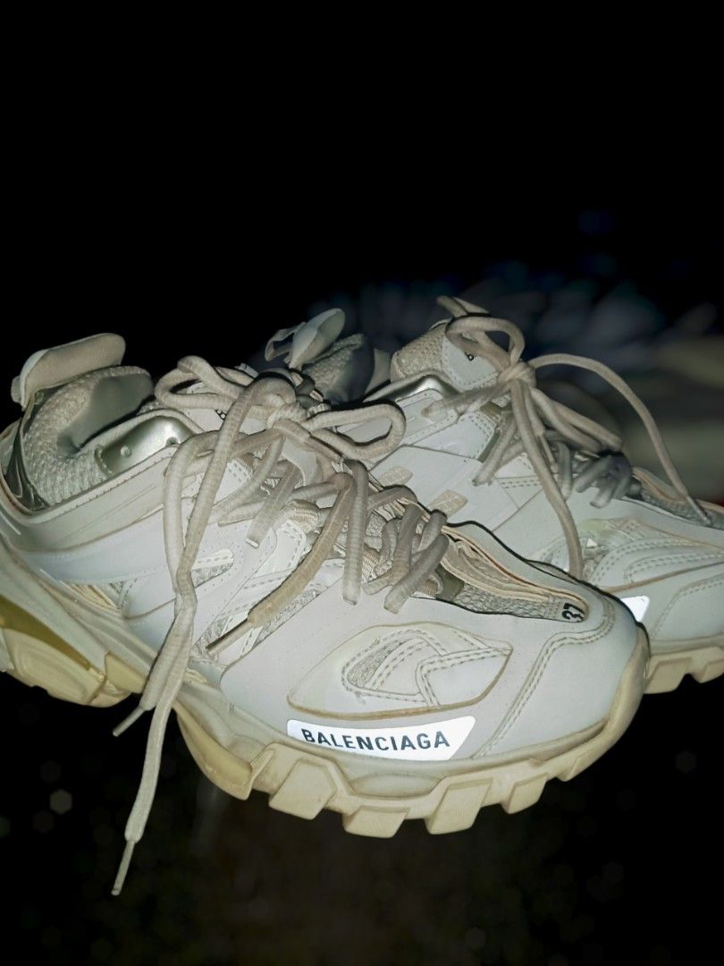 Balenciaga low top sneakers (Category: Sneakers & Footwear) located in Sual. Submitted by kriztyne_29 (Listing ID 1467656928, Image 2). Description: need wash.