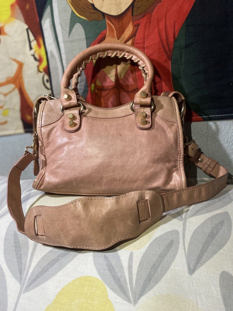 Balenciaga mini city (Category: Luxury Bags & Wallets) located in San Fernando. Submitted by twinkz_tree (Listing ID 1467620600, Image 2). Description: Balenciaga mini city slingbag Pre loved balenciaga All details posted Lampo zip Sign of used 8/10color rate Leather cleaning.