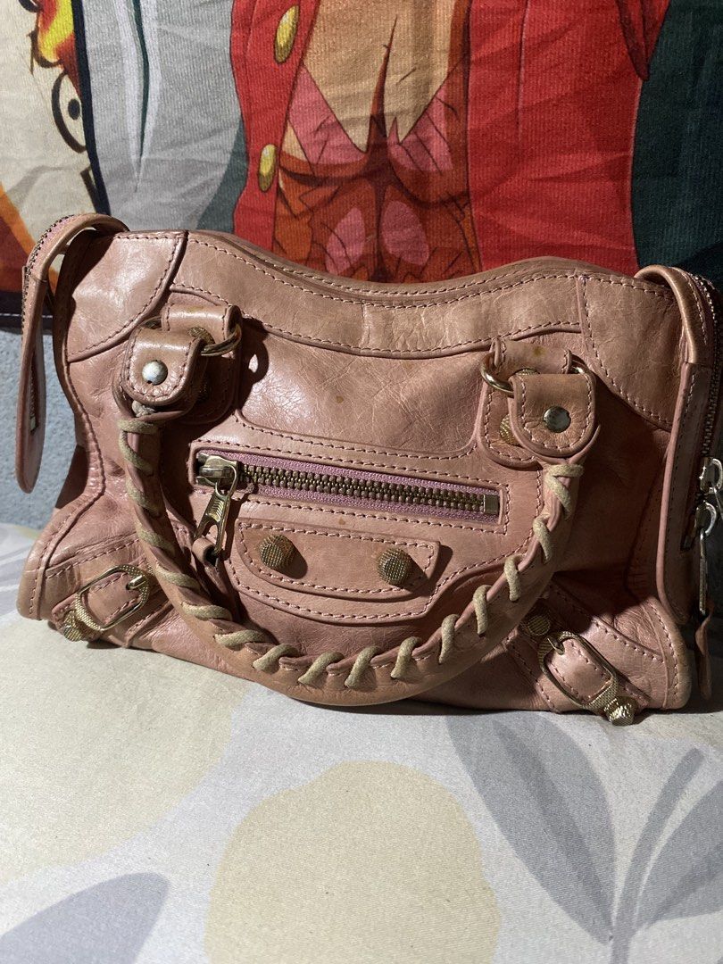 Balenciaga mini city (Category: Luxury Bags & Wallets) located in San Fernando. Submitted by twinkz_tree (Listing ID 1467620600, Image 3). Description: Balenciaga mini city slingbag Pre loved balenciaga All details posted Lampo zip Sign of used 8/10color rate Leather cleaning.