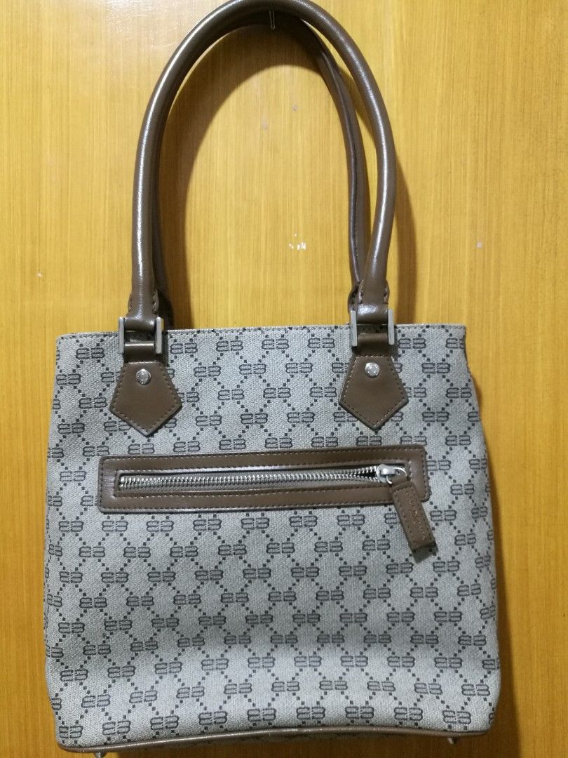 Balen-ciaga shoulder bag (Category: Shoulder Bags) located in Manila. Submitted by khulet2008 (Listing ID 1467770976, Image 2). Description: Balen-ciaga shoulder bag Vintage item 💯 Japan item. What you see is what you get.
