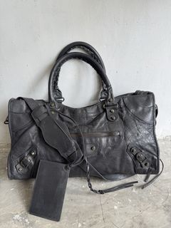 (Category: ) located in . Submitted by streetgallerygarments (Listing ID 1467631660, Image 1). Description: .